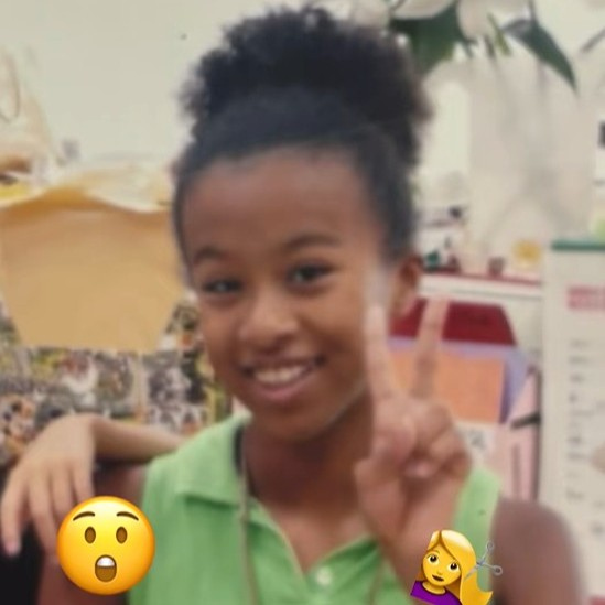 縮毛矯正前のチェルシーさん（@alichel_channelより）