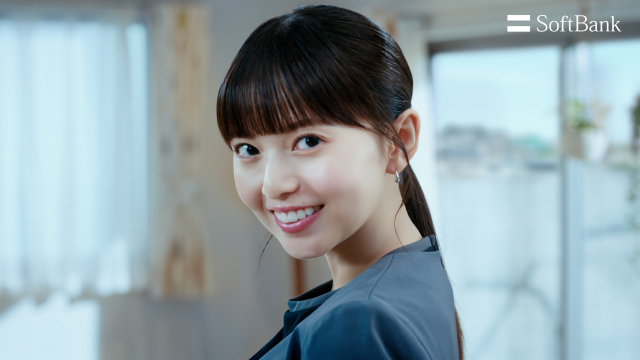 新ウェブCM「スマホデビュー祭　お宅訪問」篇に出演する齋藤飛鳥