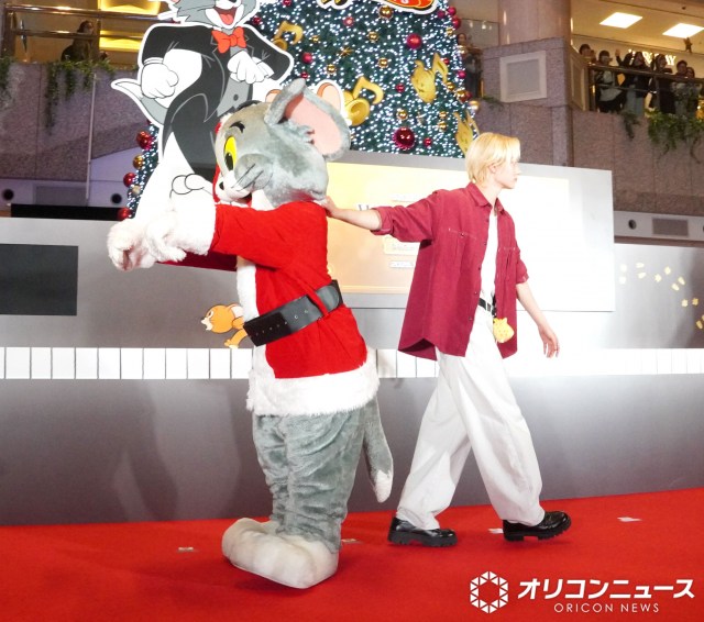 トム（左）を“回収”するSUNGHO（右） （C）ORICON NewS inc.／TM＆（C）Turmer Entertainment Co.（s25）