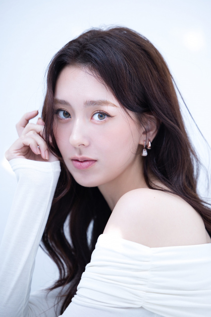 弁護士資格保有モデル・早坂シャーニィー「Almost Japanese」所属