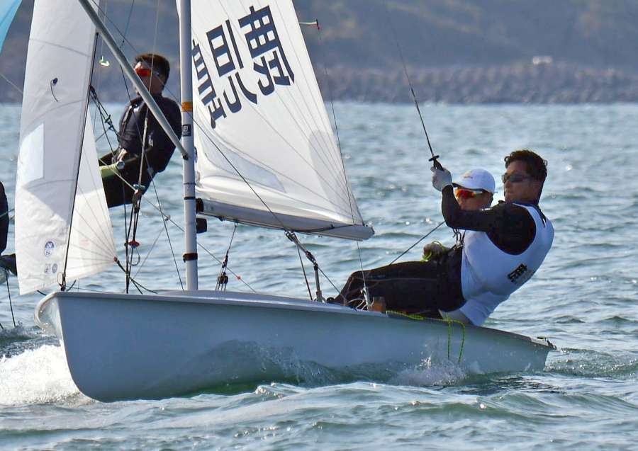 成年男子４７０級で８位に入った鹿児島の今村（右）・北組＝佐賀県ヨットハーバー