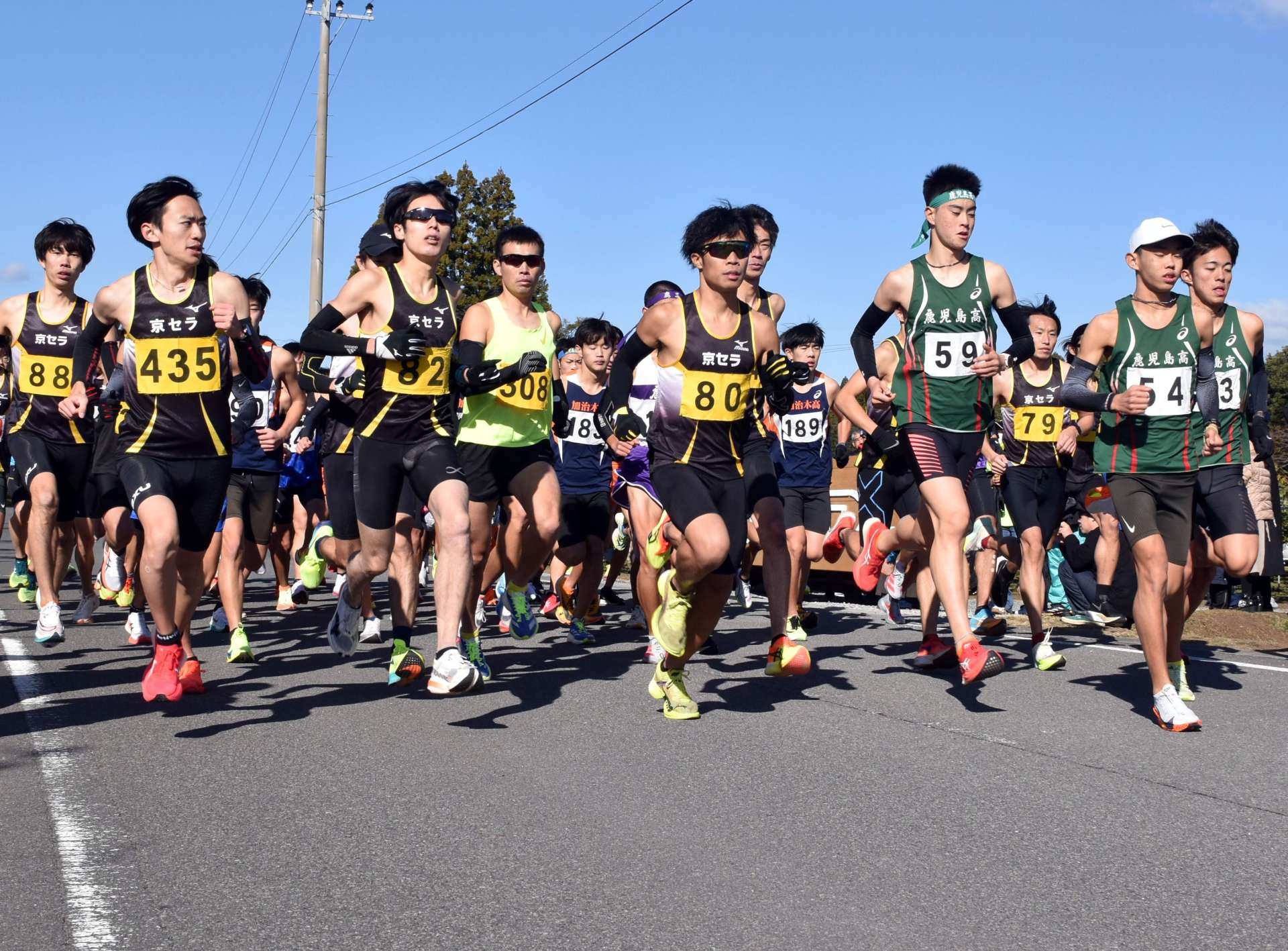 一斉にスタートする姶良地区の選手＝８日、霧島市の春山緑地公園