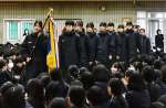 全校生徒に拍手で迎えられる駅伝部女子の選手＝鹿児島市の鹿児島高
