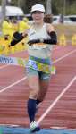 女子１位でゴールする冨高結香さん＝指宿市営陸上競技場