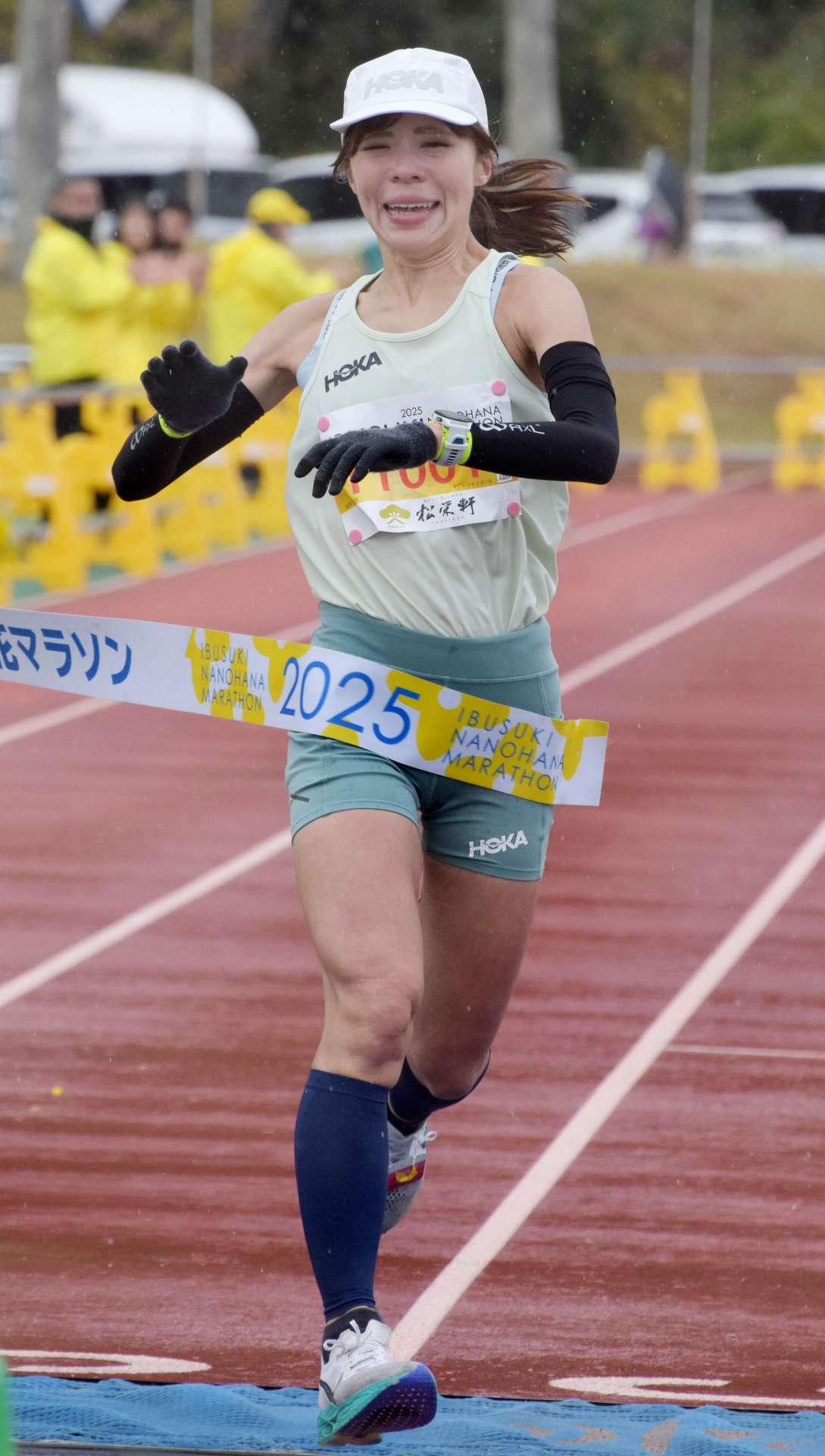 女子１位でゴールする冨高結香さん＝指宿市営陸上競技場