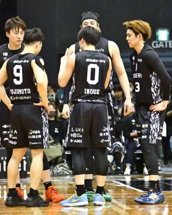 背番号「０」のユニホームでコートに立つレブナイズ・井上＝西原商会アリーナ