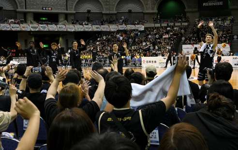 〈関連〉試合終了後、ファンに手を振ってあいさつする鹿児島レブナイズの選手＝西原商会アリーナ