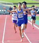 ラストスパートで競り勝ち男子５０００メートルを制した前田陽向（鹿城西）＝白波スタジアム