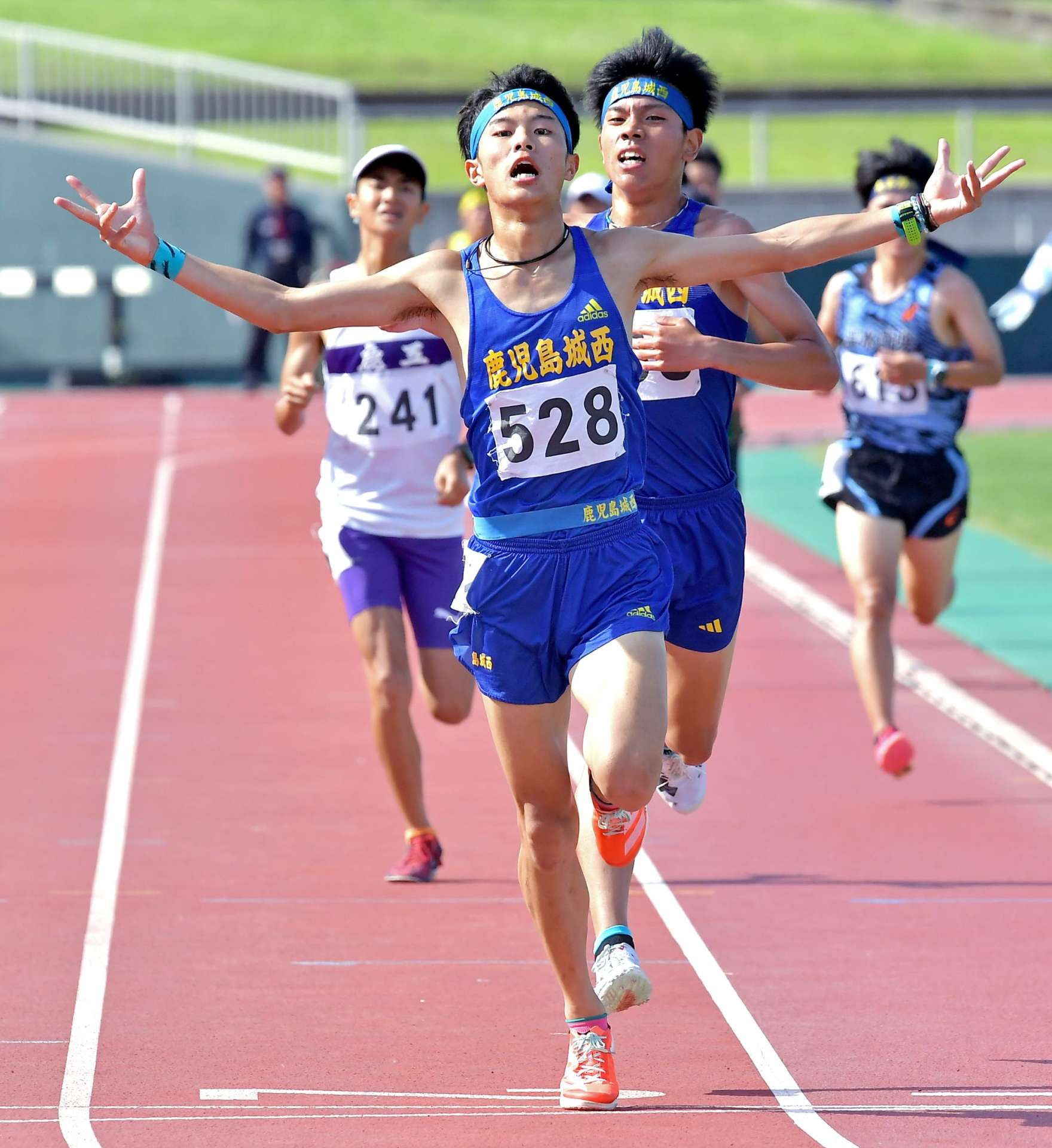 ラストスパートで競り勝ち男子５０００メートルを制した前田陽向（鹿城西）＝白波スタジアム