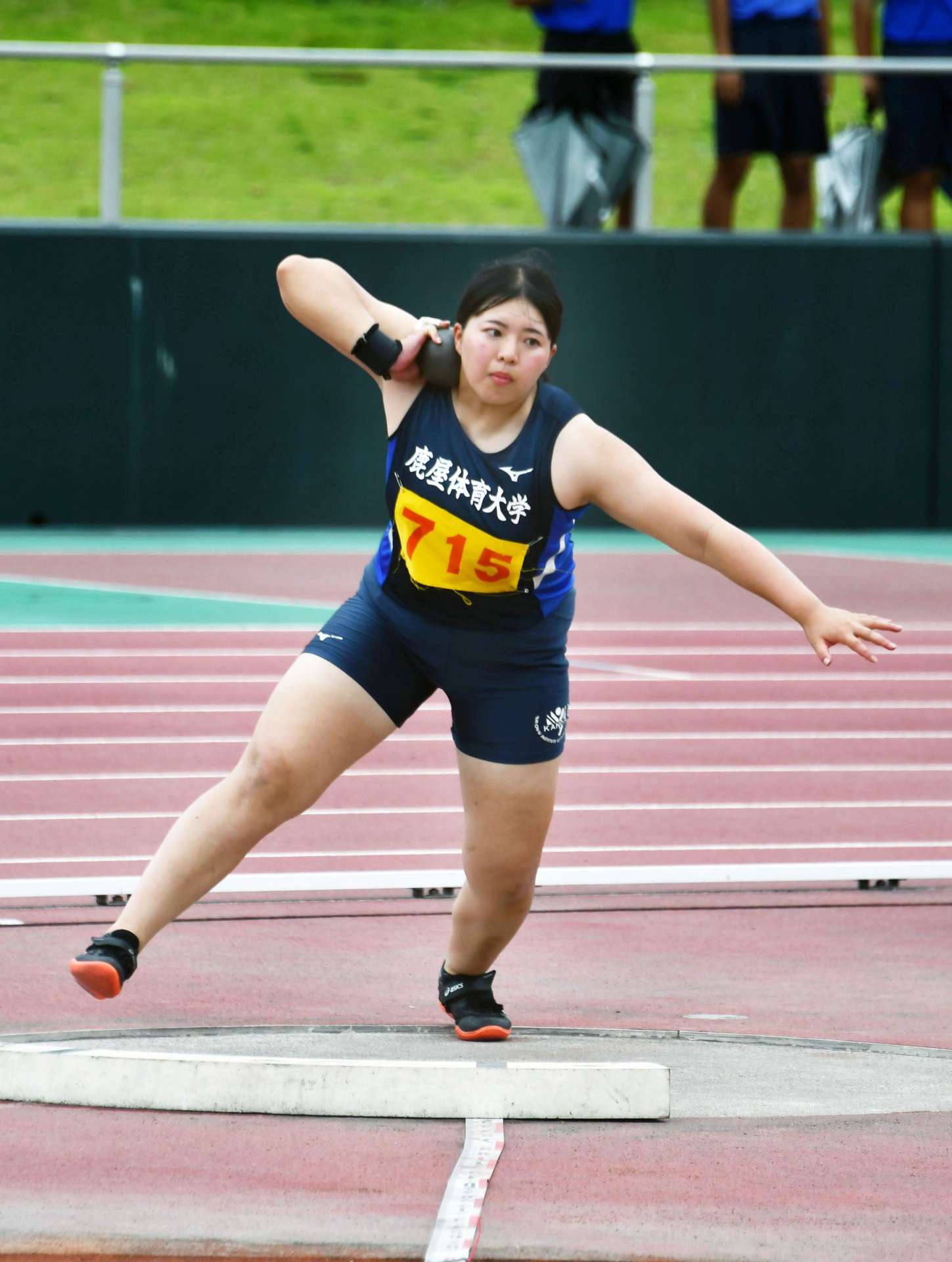 女子砲丸投げで６連覇を飾った三反田理央（鹿屋体大）＝白波スタジアム