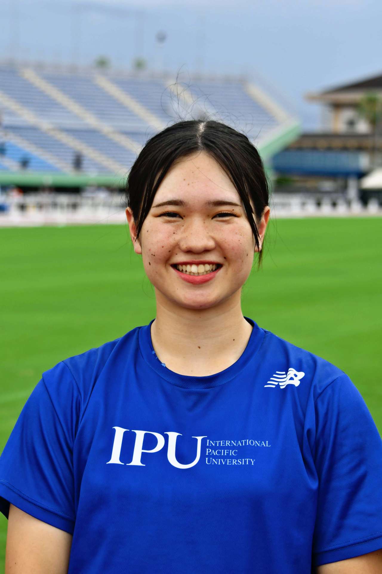 女子ハンマー投げで優勝した西崎愛海（環太平洋大）＝白波スタジアム