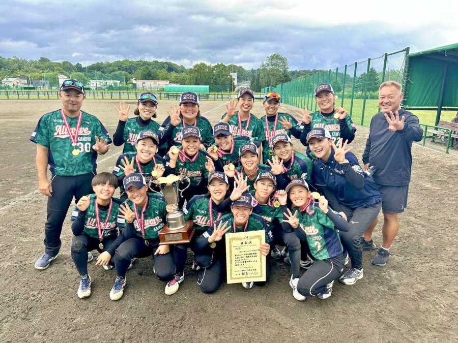 全日本クラブ女子選手権４連覇を果たした森ＡＷの選手＝北海道