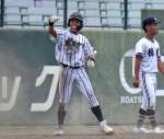 ６回表鹿屋中央１死一、三塁、秋田が適時三塁打を放ちガッツポーズ＝平和リース