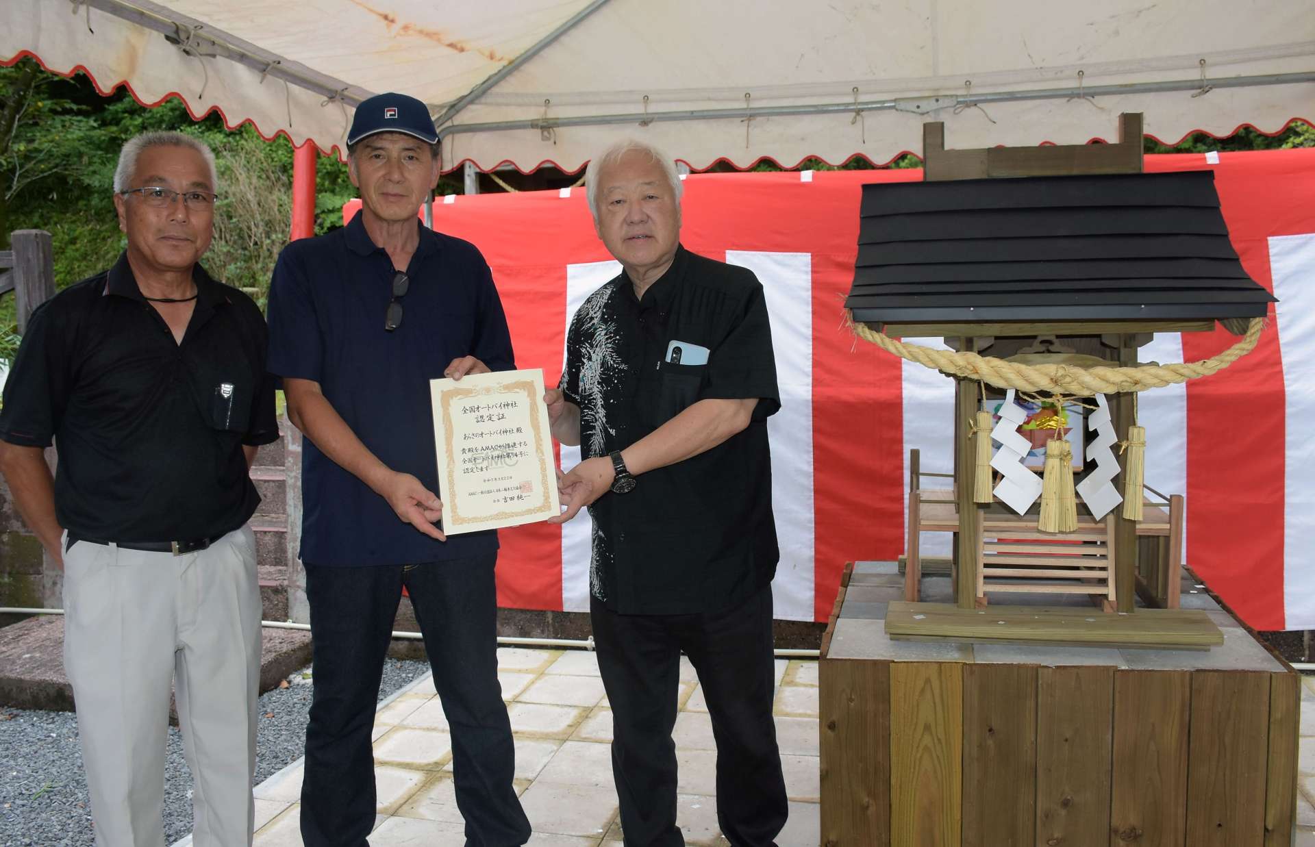 あらさのオートバイ神社の認定を祝う（右から）加藤稔さん、清山敏郎さん、田中正昭さん＝大崎町野方