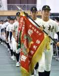 夏の県大会優勝旗を手に入場する神村学園ナイン＝いちき串木野市の同学園