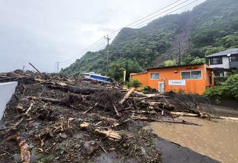 大雨で土砂が崩れた現場＝８月８日午前９時４０分ごろ、霧島市国分敷根
