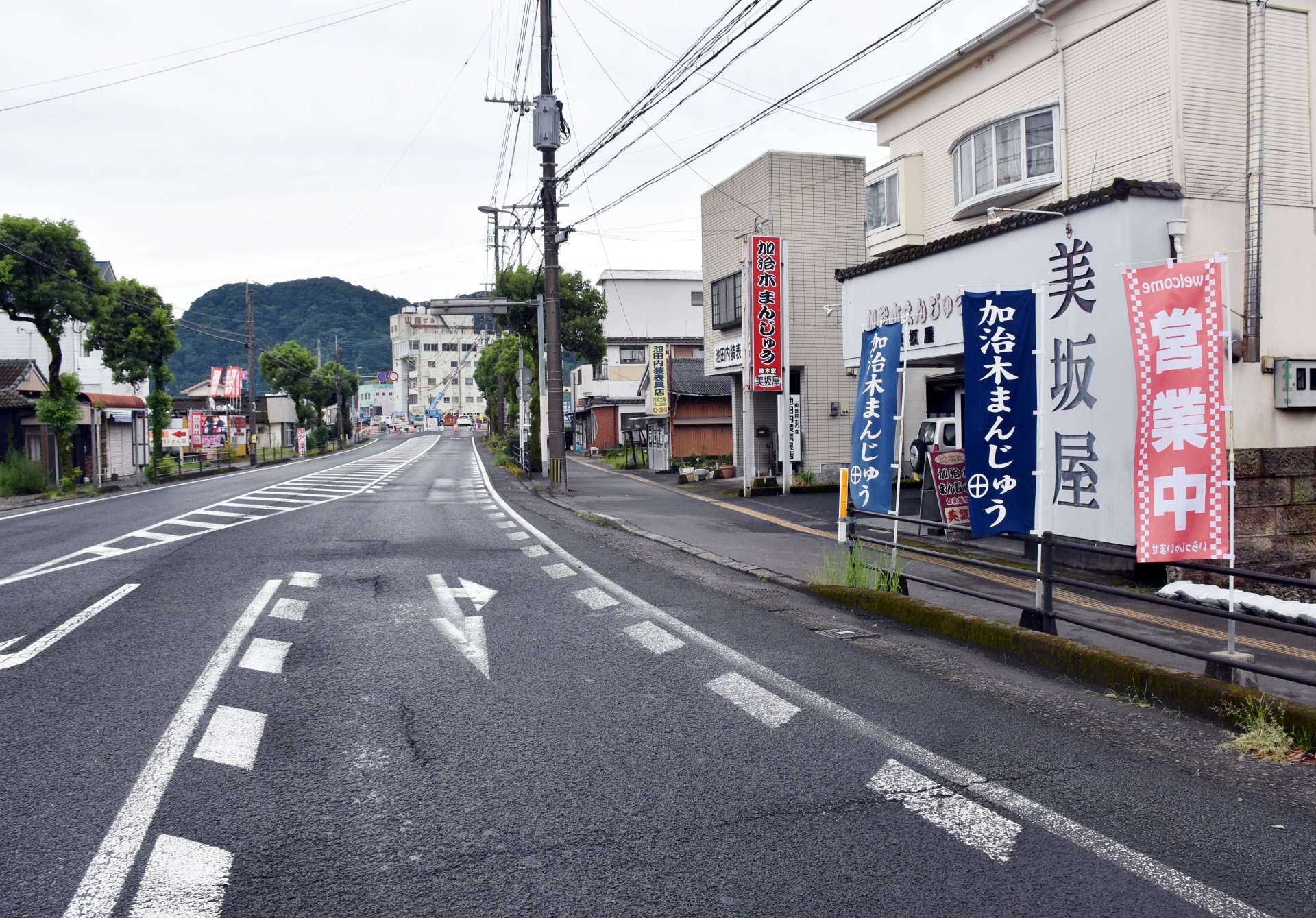 車がほとんど通らない網掛橋（中央奥）近くの国道１０号＝１０日午後３時半、姶良市加治木町錦江町