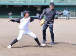 中学生投手を指導する工藤公康さん＝薩摩川内市総合運動公園野球場