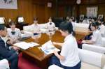 池田宜永市長（左）に社会実験結果を報告する都城泉ケ丘高校スタディーカフェプロジェクトチームの３年生＝都城市役所