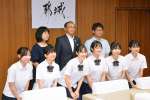 池田宜永市長（後列中央）に社会実験結果を報告した都城泉ケ丘高校スタディーカフェプロジェクトチームの３年生＝都城市役所