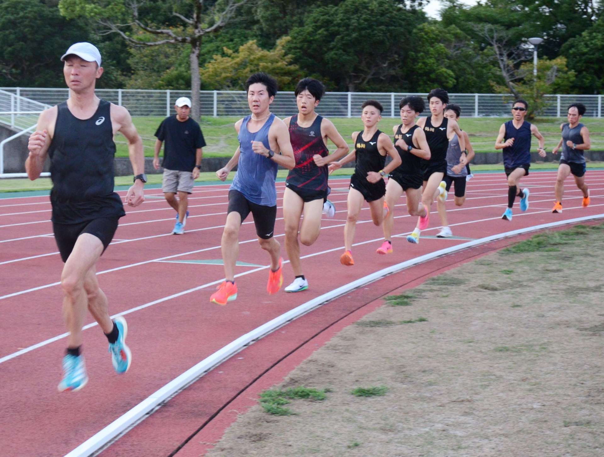 インターバル走で汗を流す出水チームの選手たち＝１３日、出水市のマルマエスタジアム出水