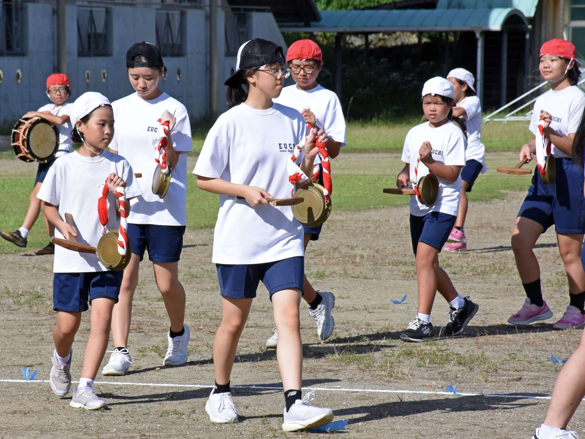 山田楽の練習でかねをたたく児童生徒＝出水市の江内中学校