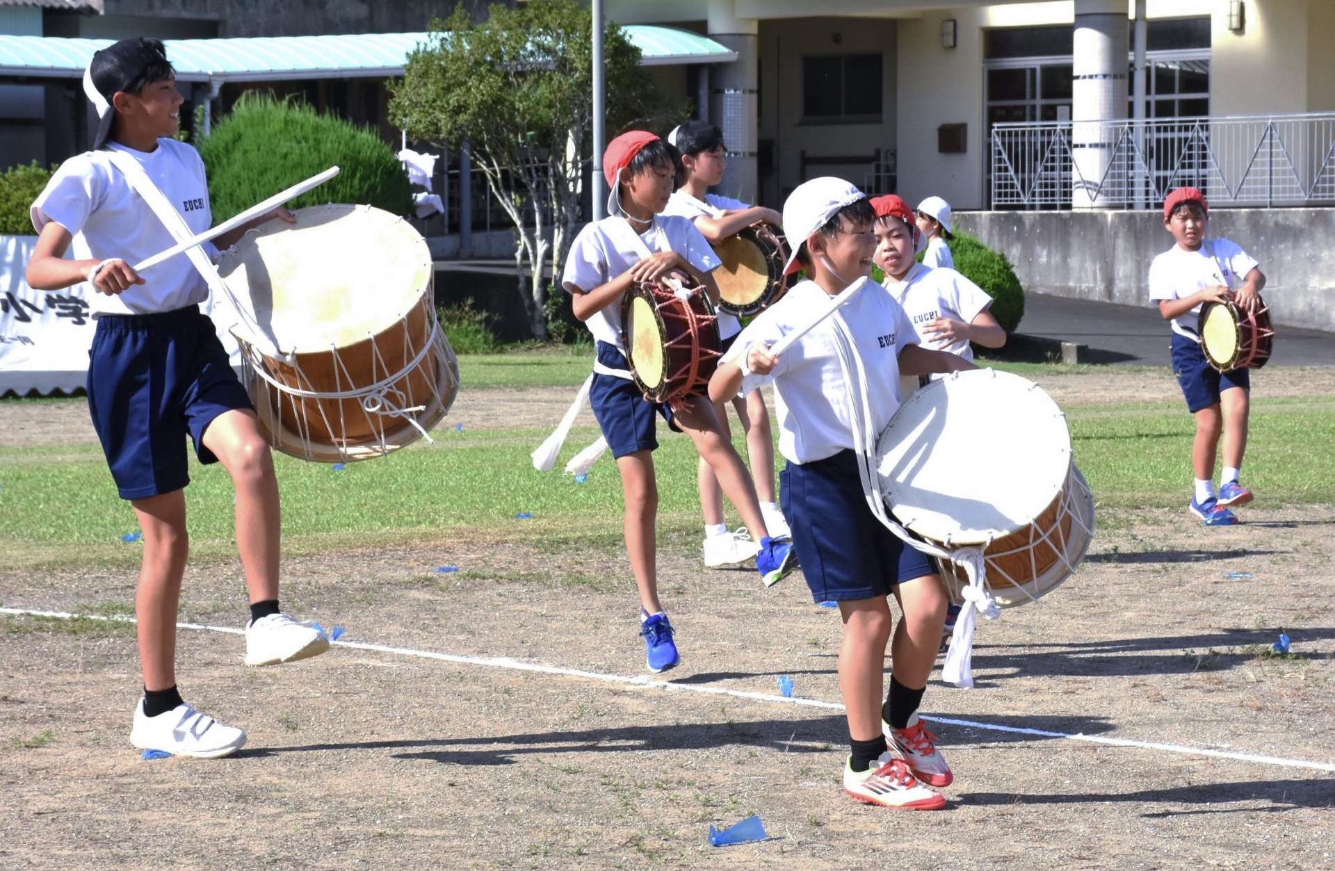 元気よく太鼓をたたく児童生徒＝出水市の江内中学校