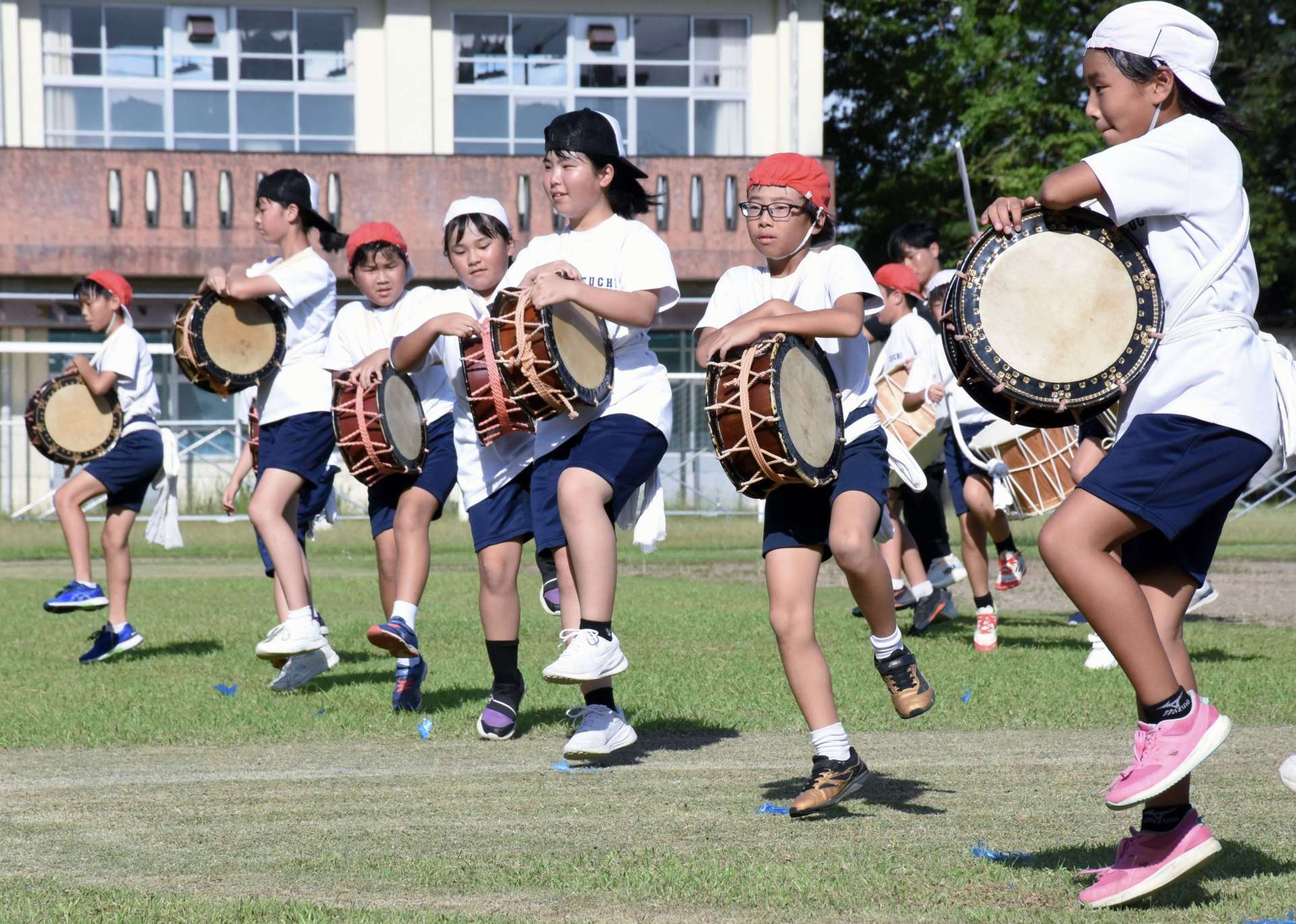 山田楽の練習に励む児童生徒＝出水市の江内中学校