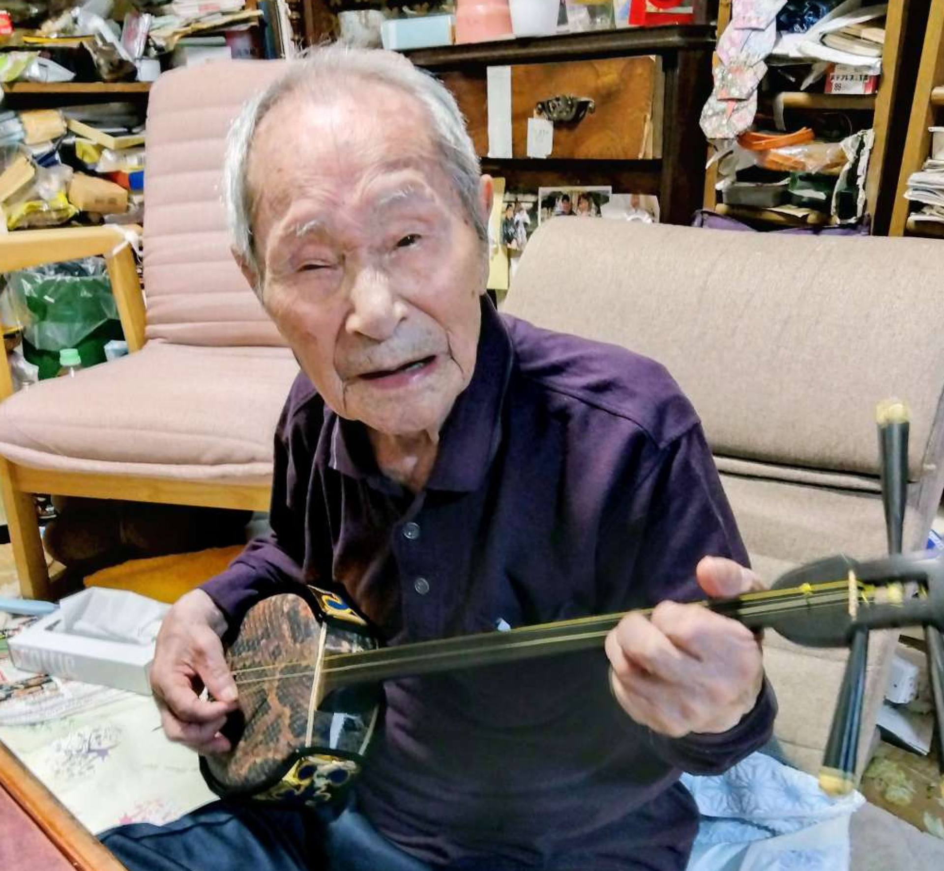 沖縄の数え歌を口ずさむ日高政行さん＝三島村黒島