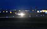 夜間の訓練のため滑走路を移動する米軍空母艦載機＝１７日午後６時４０分ごろ、山口県岩国市
