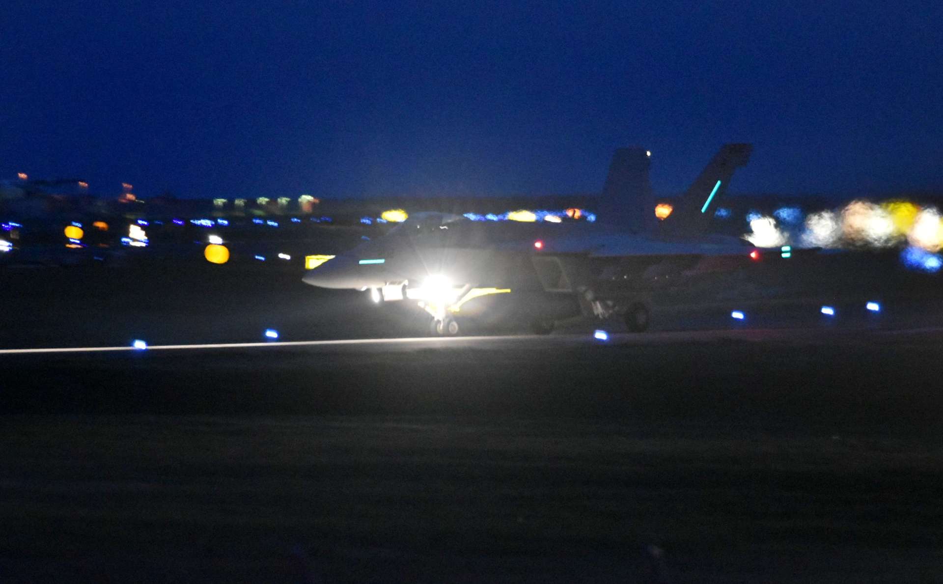 夜間の訓練のため滑走路を移動する米軍空母艦載機＝１７日午後６時４０分ごろ、山口県岩国市
