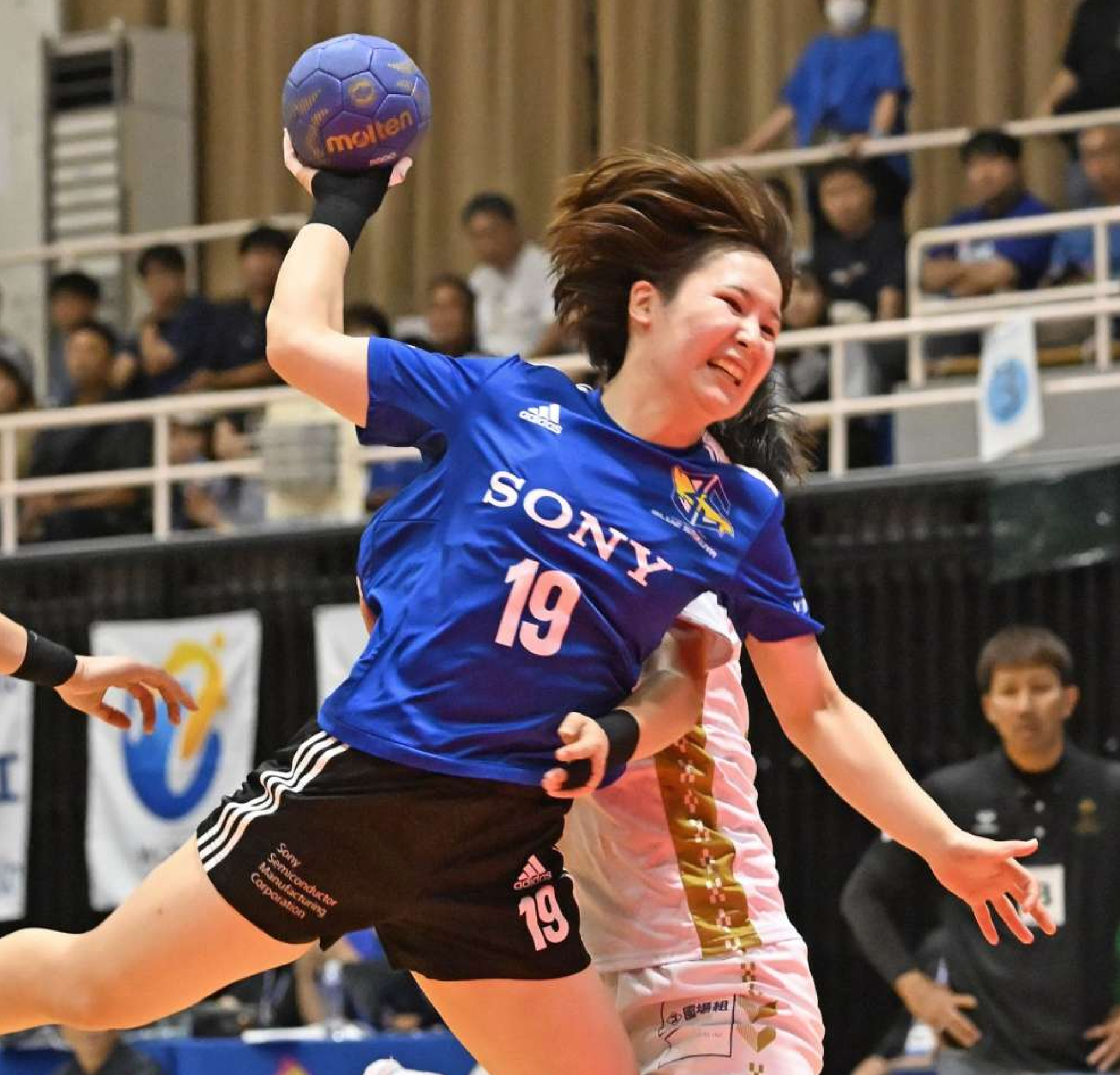 前半、シュートを決めるブルーサクヤの北ノ薗＝桷志田体育館