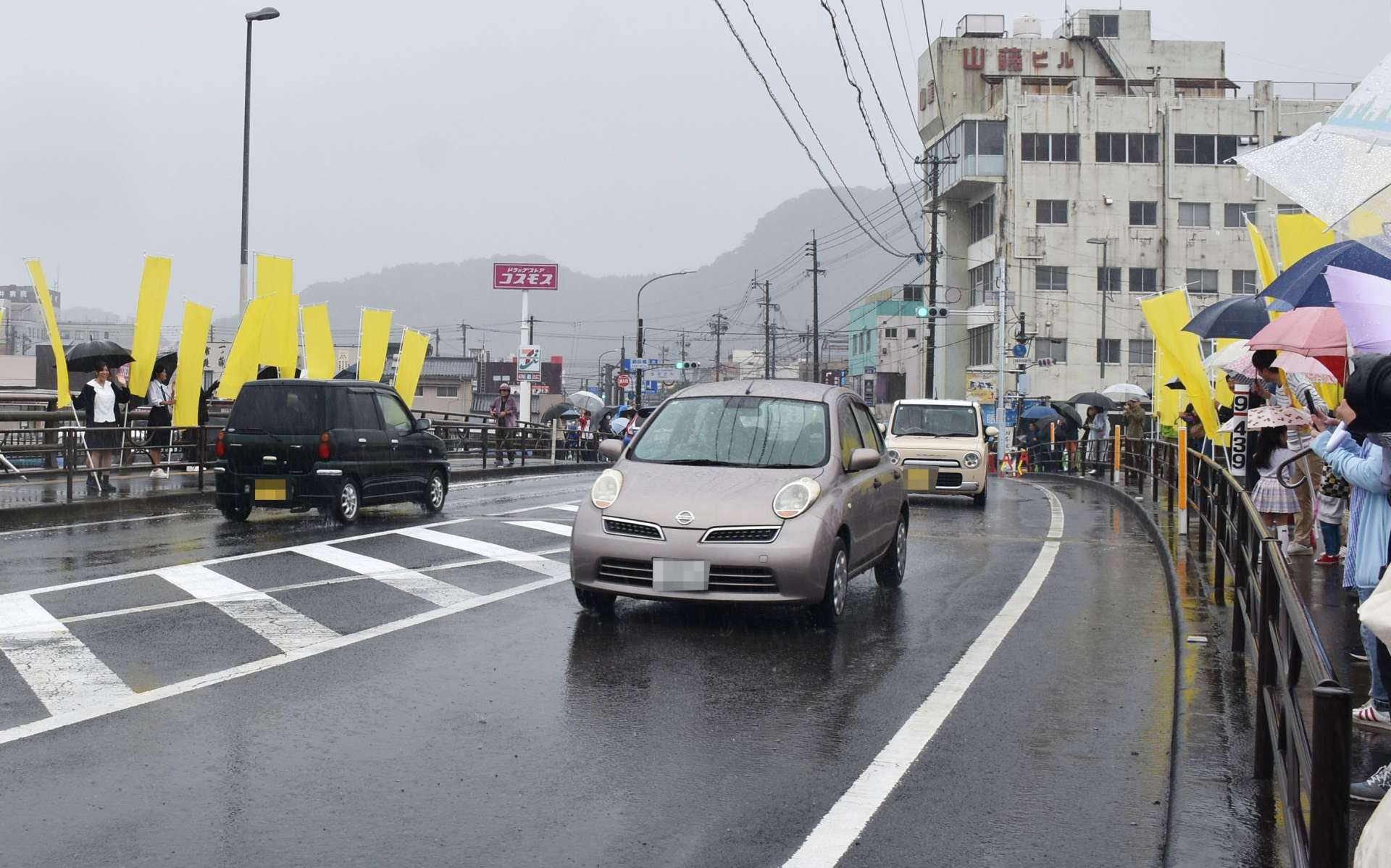 通行止めが解除され車両が通る国道１０号網掛橋＝９日午前１０時、姶良市加治木