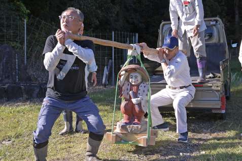 〈関連〉「うんとこしょ」。重い田の神を担ぎ上げる下狩宿集落の住民＝１４日、さつま町求名
