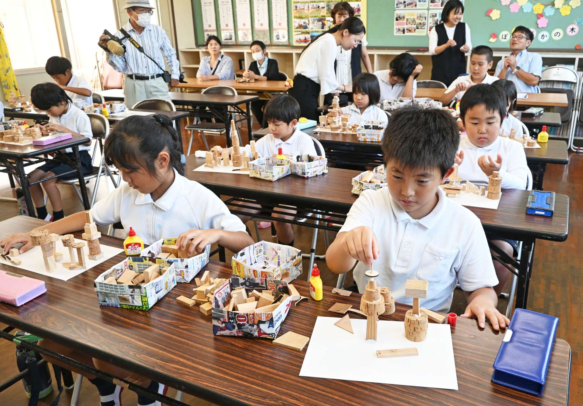 木片で工作する児童ら＝中種子町の岩岡小学校