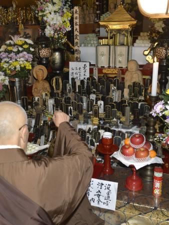 　東日本大震災の津波で流され、持ち主が現れず供養される位牌。寺に安置されることとなった＝８日午前、宮城県東松島市の清泰寺