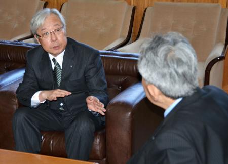 　佐賀県玄海町の岸本英雄町長（右）と会談する九州電力の瓜生道明社長＝８日午前、玄海町役場