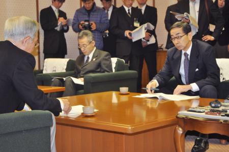 　関西電力高浜原発３、４号機についての福井県原子力安全専門委員会の報告を聞く、西川一誠知事（右）＝１９日午前、福井県庁