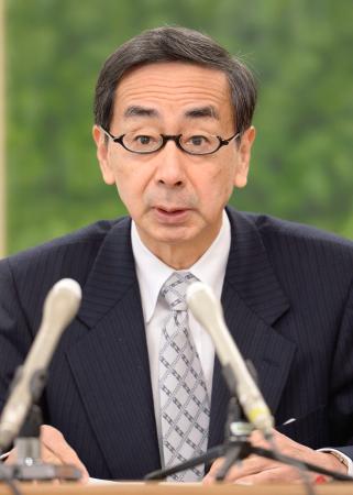 　関西電力高浜原発３、４号機の再稼働について記者会見する福井県の西川一誠知事＝２２日午前、福井県庁