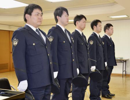 　離任式に臨む熊本県警の牧田恵巡査長（左端）、広島県警の山内峰巡査部長（左から４人目）ら特別出向した警察官＝１８日午後、盛岡市