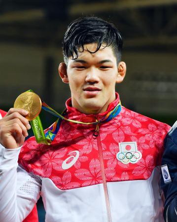 　男子７３キロ級で優勝し、金メダルを手に笑顔の大野将平＝リオデジャネイロ（共同）
