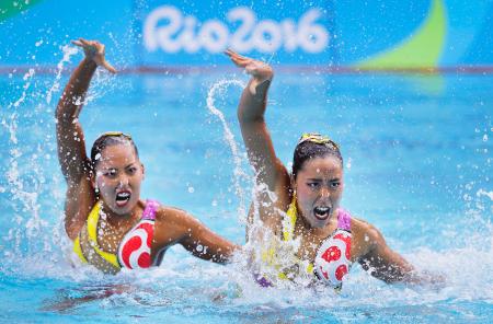 　デュエット・フリールーティン決勝　銅メダルを獲得した乾（右）、三井組の演技＝リオデジャネイロ（ＡＰ＝共同）