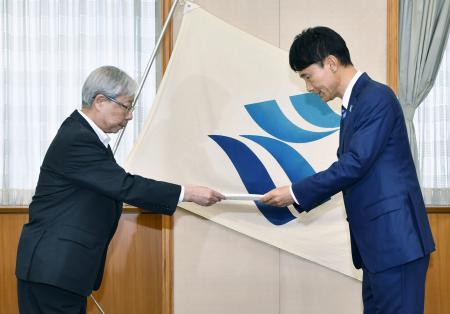 　鹿児島県の三反園訓知事（右）に、川内原発の即時一時停止再要請を拒否するとの回答書を手渡す九州電力の瓜生道明社長＝９日午後、鹿児島県庁