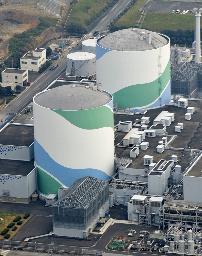 　九州電力川内原発１号機（奥）と２号機＝２０１６年８月