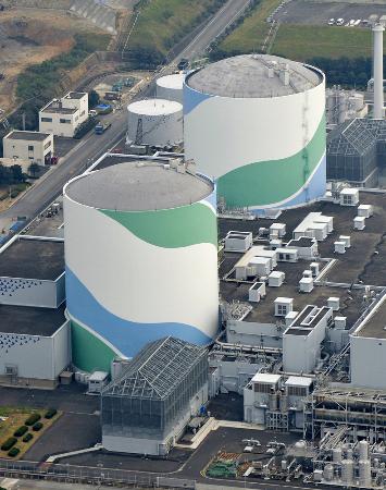 　九州電力川内原発１号機（奥）と２号機＝２０１６年８月