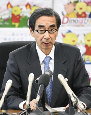 　記者会見で関西電力大飯原発３、４号機の再稼働に同意を表明した福井県の西川一誠知事＝２７日午前、福井県庁