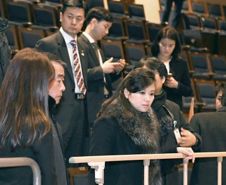 　１月２１日、韓国・江陵の公演会場を下見する北朝鮮の「三池淵管弦楽団」の玄松月団長（手前右）（韓国統一省提供・共同）