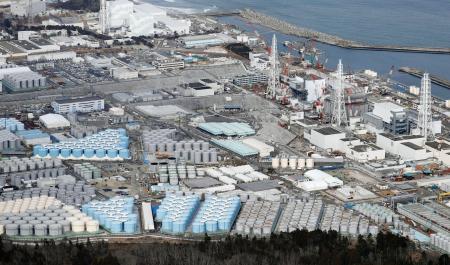 　東京電力福島第１原発敷地内に立ち並ぶ、トリチウム水などが入ったタンク＝２月