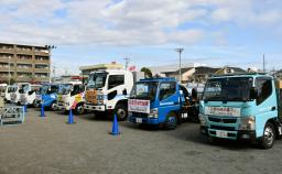 　地震による大規模な断水を想定した訓練で、校庭に集まった給水車から袋に水を入れてもらう児童＝７日午前、静岡市