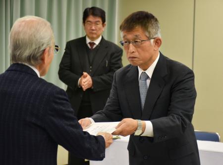 　兵庫県明石市役所で当選証書を受け取る泉房穂市長（右）＝１８日午前